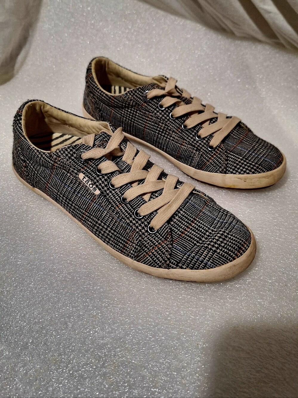 Toms Plaid Low-Top Sneakers in Black and Tan